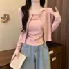 Colección de otoño e invierno: Estilo francés, diseño nuevo, camisola interior plisada combinada con un cárdigan cropped de manga larga en capas - un conjunto de dos piezas para mujer