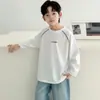 Camiseta de Manga Longa para Meninos Outono 2026 Novo Estilo para Crianças Maiores, Roupa de Baixo Estilosa, Camisa Branca Básica Infantil Atacado
