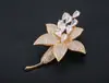 Broche de tulipán con circonita de temperamento moderno para mujer, ramillete de traje de alta gama, pin para cárdigan, suéter, abrigo, todo a juego