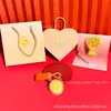 Chaveiro de Biscoito Dourado Puro para Recém-Casados Felizes Buquê de Flores Criativo Conjunto de Presente para Dia dos Namorados e Dia dos Namorados Chinês Atacado Personalizado