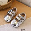 Mocassins de Solado Macio para Meninas Coleção Primavera/Verão 2026 Sapatinhos de Couro Infantis Sapatos Estilo Britânico Sapatos de Princesa para Bebês Sapatos Rasos de Calçar