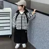 2362 Conjunto de Cardigã com Capuz para Meninos Primavera e Outono 2026 Novo Estilo Coreano Conjunto de Duas Peças: Jaqueta Listrada e Calça Jogger