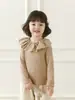 Camisa Básica de Color Sólido con Cuello de Encaje Wulibu Yi Personalizada para Niñas Primavera y Otoño 2026 Camiseta de Manga Larga Estilo Coreano