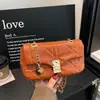 Bolso francés de un hombro para mujer 2026 otoño nuevo patrón de diamantes bordado bolso cuadrado pequeño cadena de transporte cruzado al por mayor
