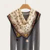 Pañuelo cuadrado negro estilo perezoso con flecos para coleta, un accesorio de cintura de inspiración vintage, nueva colección 2026, perfecto para superponer y crear un look elegante