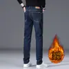 Jeans Grises Ceniza Gruesos con Forro de Felpa para Hombre, Nuevo Estilo Otoño e Invierno 2026, Pantalones de Invierno Rectos Ajustados de Gama Alta