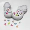 Flores de simulação de resina adequadas para flores de sapato clog de golfinho pequeno, sensação de alta qualidade da moda, corrente original DIY, fivela, atacado