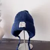 Chapéu de Lã Estilo Coreano com Etiqueta em Inglês Abertura Traseira para Mulheres Inverno Casual Versátil Chapéu Pulôver para Proteger do Frio e Manter Aquecido Chapéu com Proteção para Orelhas Moderno