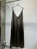 Suministro de primera mano de falda cómoda 2025 primavera nuevo satén de ácido acético textura tirante Joker vestido
