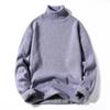 Suéter de cuello alto medio para hombre, otoño e invierno, forro polar, color sólido, estilo coreano, camisa de punto ajustada, suéter juvenil de cuello medio a la moda.