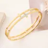 Pulseira Cruzada Vazada com Diamantes em Aço Inoxidável para Mulheres, Galvanizada com Ouro 18K Real, Pulseira Finamente Trabalhada, Joia de Aço Titânio
