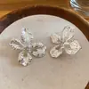 Pendientes de botón de flor hueca de circonita de metal aguja de plata Lujo ligero Sensación de alta gama Diseño irregular Pendiente de nicho