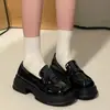 Zapatos de cuero para mujer de suela gruesa y punta redonda, color retro versátil, nuevos modelos de otoño 2026, estilo francés, tacón grueso, mocasines de estilo británico.