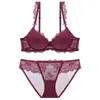 Lingerie sexy mais vendida internacionalmente, apresentando um design que levanta e sustenta os seios, com detalhes em renda, um design estilo francês e um efeito push-up para realçar o busto, criando um visual mais cheio para mulheres com seios menores