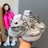 Tênis Esportivo Infantil Novo Outono 2026 para Meninas Estilo Dad Shoes Moda Solado Macio Tênis de Corrida Princesa Tendência Quente