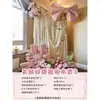 Decoración de habitación de boda, cortinaje decorativo de boda, escena del dormitorio de la novia, atmósfera simple y elegante, pared de fondo para foto de bata