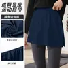 La falda se lleva superpuesta a una sudadera con una abertura en el dobladillo, usada como capa base, combinada con una falda de longitud media o pantalones de yoga, y llevada como capa exterior para evitar la exposición y cubrir los glúteos.