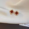Brincos de Flor Vermelha Ankora com Laço, Atmosfera de Outono e Inverno, Brincos Personalizados e Versáteis, Brincos de Luxo Leve e de Alta Qualidade para Mulheres