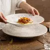Plato Llano de Cerámica Esmaltada Gris y Blanco Impreso de Fábrica Plato para Filete Estilo Occidental de Restaurante Plato Redondo de 11 Pulgadas Plato de Servicio Plato de Gama Alta