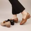 Sapatos de salto anabela em couro macio para mulheres, novo estilo outono 2026, bico fino, antiderrapante, sapatos de mãe, sola macia, sapatos de trabalho sem cadarço
