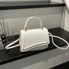 Bolsa de ombro lisa e elegante com um design fresco e minimalista, perfeita para looks casuais e da moda na primavera e no verão de 2026