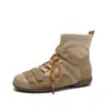 Botas de tornozelo femininas, estilo francês, bico redondo, sola plana, camurça, coleção outono/inverno 2026, versáteis e estilosas, com design inspirado em ballet