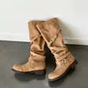 Temporada del Primer Encuentro: Aumento de altura de 3.5 cm, diseño de pierna ancha, hebilla de cinturón de cuero desgastado, punta redonda, tacón grueso, botas de montar estilo plataforma, botas largas retro para mujer