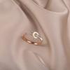 Anillo redondo de fritillaria blanca para mujer, estilo ins, lujo ligero, francés, oro rosa de 18 quilates, anillo de acero de titanio con letra, lavable, alto sentido