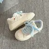 Tênis brancos de sola grossa Dopamine para mulheres, tênis de lona com padrão de estrelas, sapatos casuais versáteis para primavera e outono de 2026, mocassins, sapatos trendy do Instagram