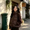2026 Invierno Nuevo Estilo Coreano Holgado Cuello Alto Manga Tejida Chaqueta de Algodón para Mujer Corta Moda Engrosada Cálida Abrigo Empalmado