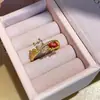 2026 Nuevo Anillo Abierto Exquisito Moderno Versátil Súper Brillante Anillo para Dedo Índice Personalidad de Gama Alta Joyería de Mano de Moda Venta al por Mayor