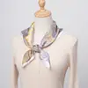 [Beige Bosque] Bufanda de Seda Simulada, Elegante y Artística con Estampado Creativo, Bufanda Cuadrada de 70 cm, Accesorios Versátiles para Mamá