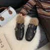 Nuevos Zapatos de Media Pantufla con Cabeza Tallada Estilo Británico Retro Moda Otoño/Invierno 2026 Zapatos Deslizables Perezosos para Mujer al Aire Libre