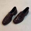Novos Mocassins Femininos Estilo 2026, Estilo Britânico Retrô, Bico Redondo, Slip-On Pregueado com Rebites, Salto Grosso, Sapatos de Couro Preto