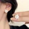 Pendientes de Clip de Lujo Ligero Estilo Hong Kong sin Agujeros para Orejas Pendientes Geométricos de Perla y Camelia para Mujer Sentido Avanzado Simples Elegantes Pendientes Versátiles