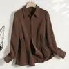 Nova Camisa de Outono 2025 com Textura Escovada Simples Versátil Emagrecedora Lapela Apertando a Cintura para Mulheres