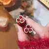 Brincos de Pérola Flor de Trevo Vermelho de Ano Novo para Mulheres, Toque de Luxo Leve e de Alta Qualidade, Brincos Cravejados com Diamantes, Acessórios Estilosos e Versáteis