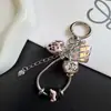 Popular cadena de hueso de serpiente con colgante de letra graffiti, cadena para teléfono, nuevo llavero creativo de moda, accesorio para bolso
