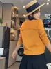 Blusa feminina de manga longa com decote V e detalhe em renda, popular, de malha de seda gelada, solta e modeladora, com proteção solar