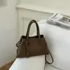 Bolso de oficina simple y nuevo para principios de primavera 2026, bolso cruzado único para el trabajo, diseño versátil, bolso de mano de cuero genuino para mujer