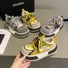 Zapatillas casuales de cordones de otoño 2026, nuevo estilo versátil para personas menudas, zapatos de suela ultra gruesa, zapatillas de papá, de tela de moda con doble suela