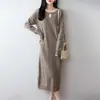2026 Invierno Nuevo Vestido de Punto Redondo de Lana Pura con Perlas Manga Larga para Mujer Color Sólido Holgado de Longitud Media