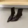 Botas curtas de salto fino com bico fino e design plissado elegante, forradas de pelúcia para mulheres, proporcionando um visual sofisticado e que afina a silhueta, com zíper traseiro