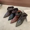 2026 Botas de Salto Bloco Bico Fino Plissadas Curtas Femininas Outono Inverno Botas Emagrecedoras Salto Baixo Botas da Moda Botas Retrô Elegantes Femininas