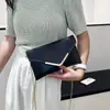 Bolso de mano de moda europeo y americano, nuevo estilo versátil de hombro y cruzado para chicas a la moda, bolso de sobre de cadena vintage de alta gama para la noche
