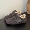 Moda Casual de Invierno 2025 Estilo Páramo Felpa Velcro Entrenamiento Alemán Cálido Planos Algodón que Aumenta la Altura para Mujeres