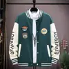 Jaqueta de Baseball Retrô Americana Patchwork Color Block Outono 2026 com Estampa de Emblema, Caimento Solto, Jaqueta Versátil para Casal