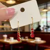 Pendientes de Diamante Rojo Destello Sansheng Sansheng para Mujer 2025 Nuevos Retro Más Fáciles de Combinar Pendientes con Flecos Pendientes de Año Nuevo de Alta Gama