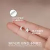 Pendientes de botón de plata pura S999 con diseño de aguja de estrella y luna y diamantes para mujer, Diseño de nicho de lujo ligero, Versátil de alta gama, Estilo elegante, Nuevo modelo de verano 2026