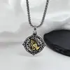 Colar Mãos em Oração Masculino Vintage Desgastado Pingente Redondo de Marca Tendência Personalizado Estilo Hip Hop Corrente para Clavícula Masculina e Feminina